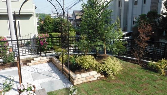 広い芝生と花壇のイングリッシュガーデン