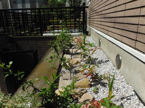 広い芝生と花壇のイングリッシュガーデン