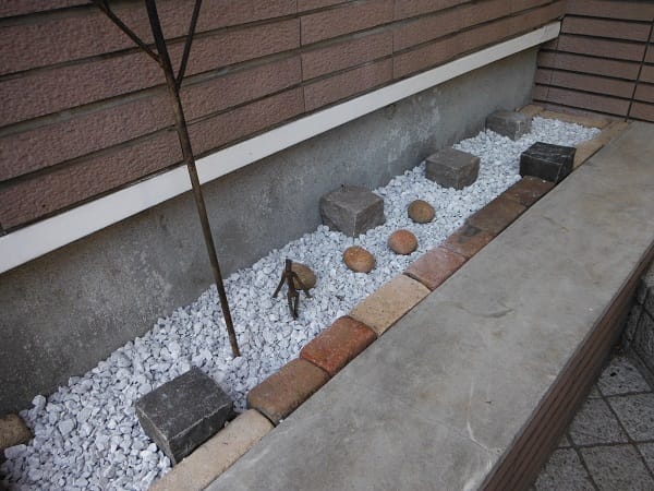 広い芝生と花壇のイングリッシュガーデン