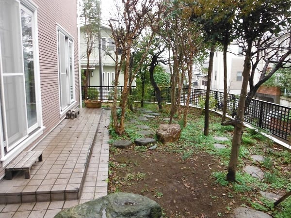 広い芝生と花壇のイングリッシュガーデン 施工前の様子