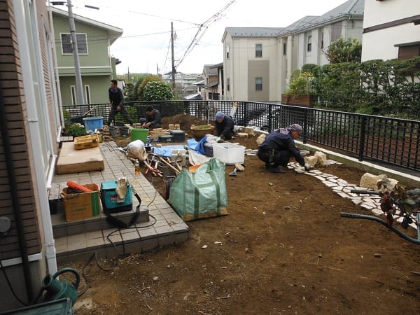 広い芝生と花壇のイングリッシュガーデン 施工中の様子