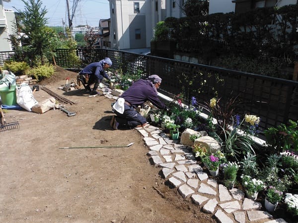 広い芝生と花壇のイングリッシュガーデン 施工中の様子