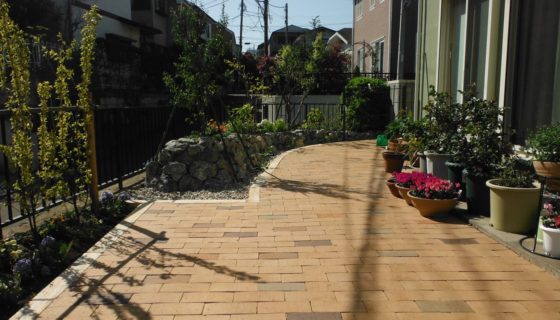 歩きやすいスッキリしたお庭