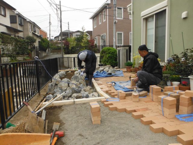 歩きやすいスッキリしたお庭 施工中の様子