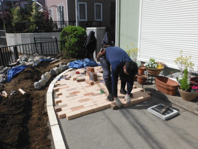 歩きやすいスッキリしたお庭 施工中の様子