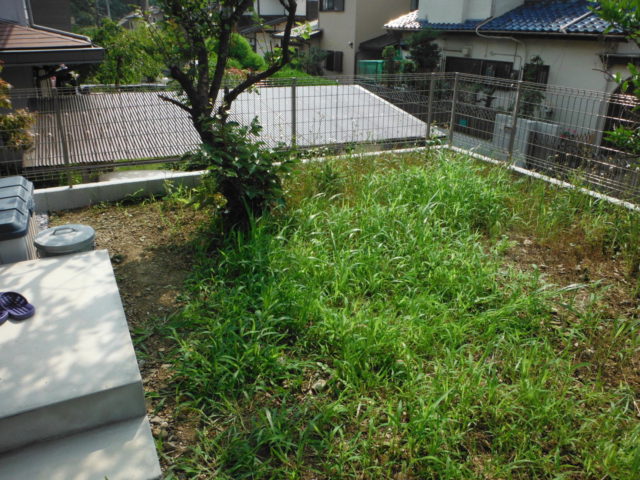 リアル人工芝と砂岩キューブの花壇 施工前の様子