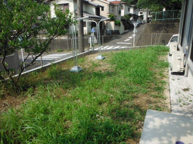 リアル人工芝と砂岩キューブの花壇 施工前の様子
