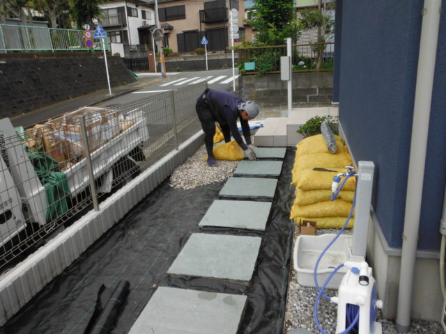 リアル人工芝と砂岩キューブの花壇 施工中の様子