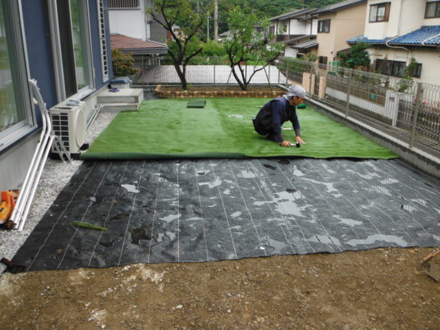 リアル人工芝と砂岩キューブの花壇 施工中の様子