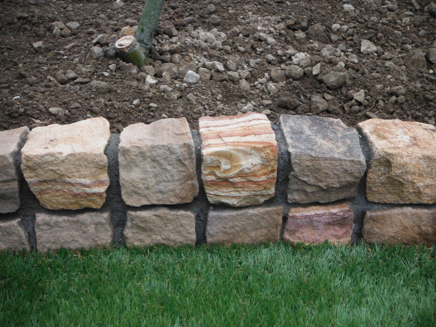 リアル人工芝と砂岩キューブの花壇