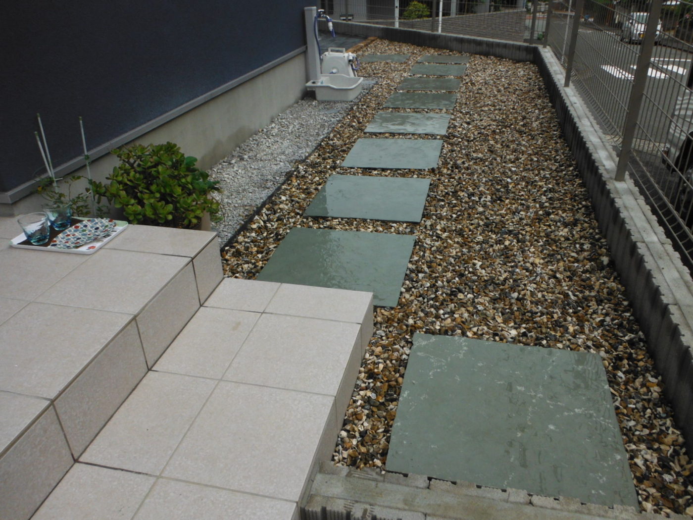 リアル人工芝と砂岩キューブの花壇