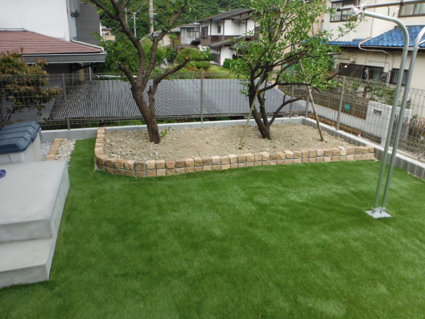 リアル人工芝と砂岩キューブの花壇