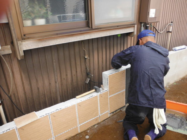 新築のきれいな御宅に合わせた明るいお庭 施工中の様子