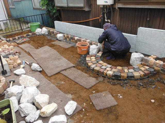 新築のきれいな御宅に合わせた明るいお庭 施工中の様子