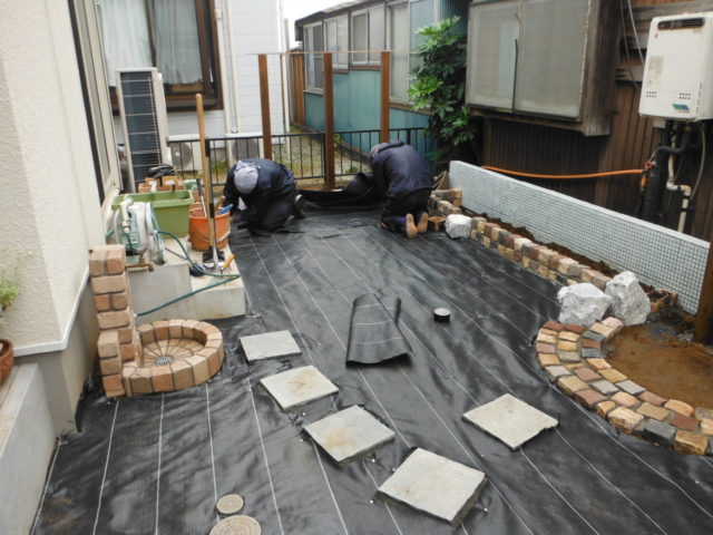 新築のきれいな御宅に合わせた明るいお庭 施工中の様子