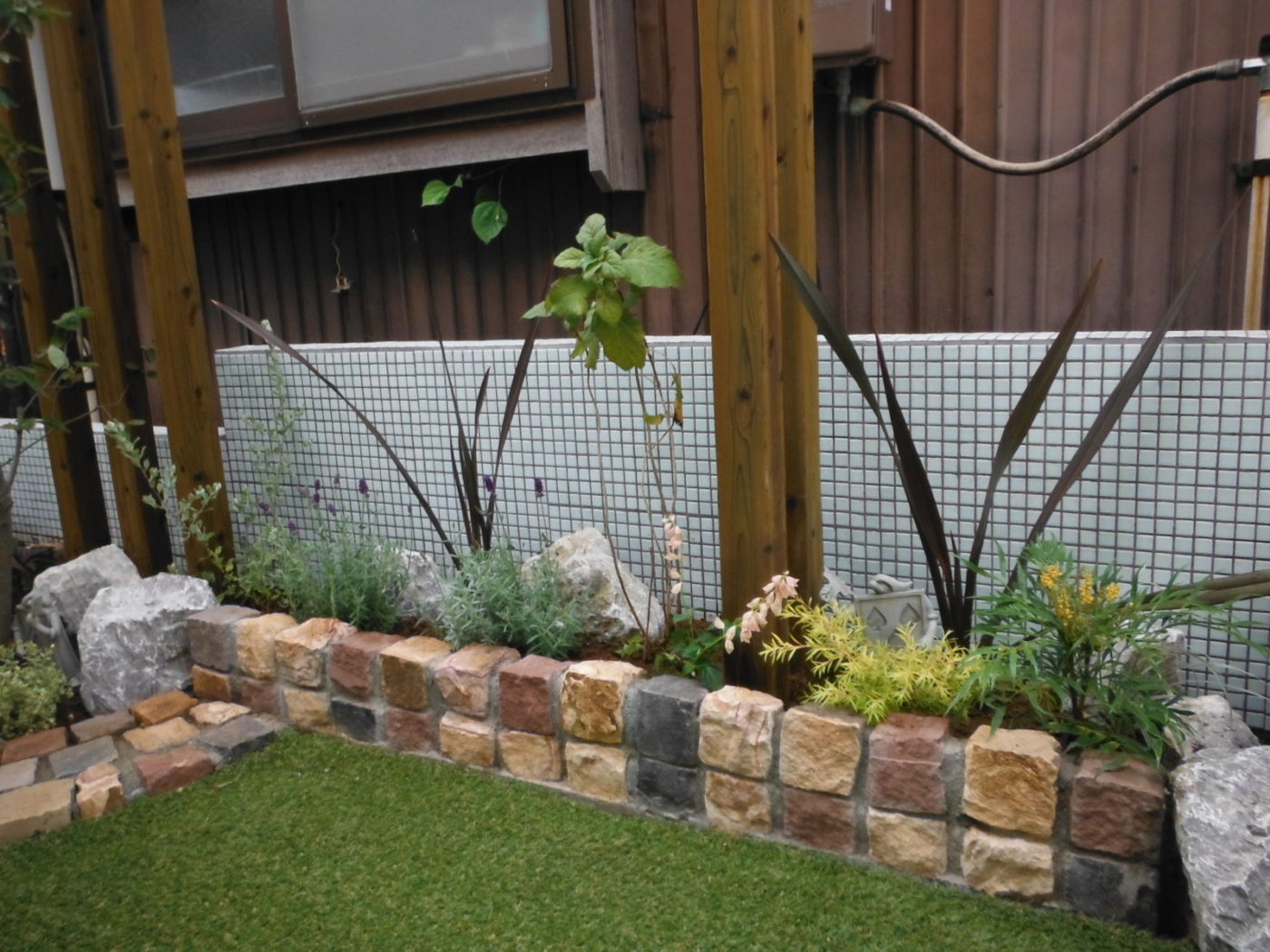 新築のきれいな御宅に合わせた明るいお庭