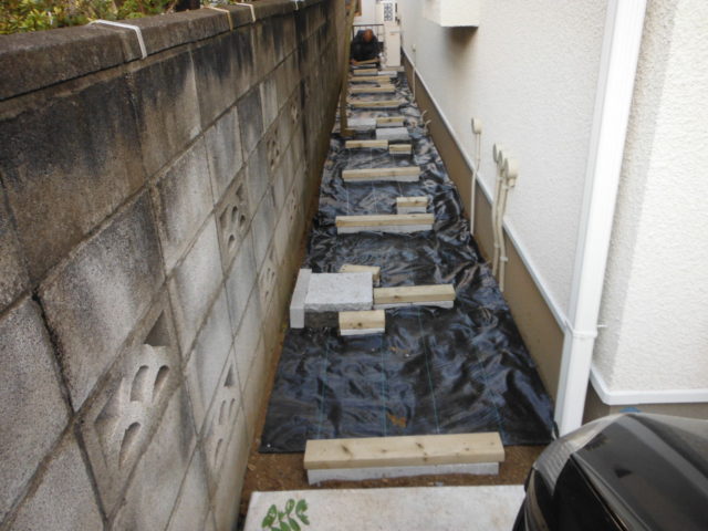 新築のきれいな御宅に合わせた明るいお庭 施工中の様子