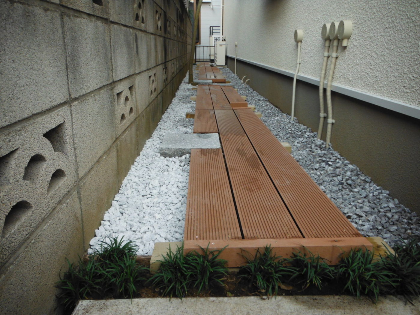 新築のきれいな御宅に合わせた明るいお庭