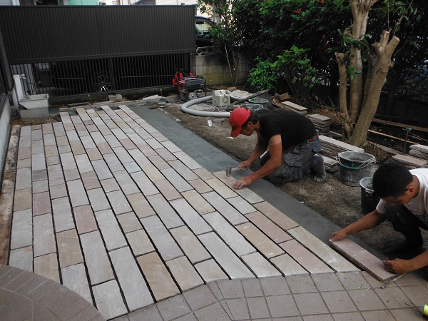 想い入れのある庭木を活かして和洋ミックス庭園 施工中の様子