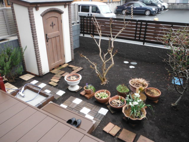 石畳のかわいいお庭 施工前の様子