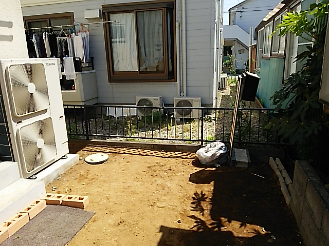 新築のきれいな御宅に合わせた明るいお庭 施工前の様子