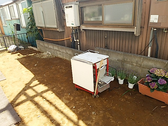 新築のきれいな御宅に合わせた明るいお庭 施工前の様子